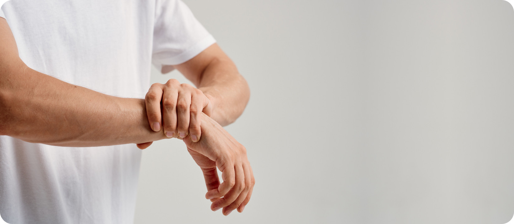 Seseorang melakukan peregangan ringan di pagi hari